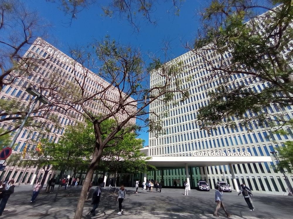 La Ciutat de la Justícia de Barcelona, donde se tramitan los concursos y las solicitudes de exoneración de las que habla el artículo. Se elige el edificio real y no una imagen de deudas o de monedas: la segunda oportunidad es un procedimiento judicial, no una metáfora.