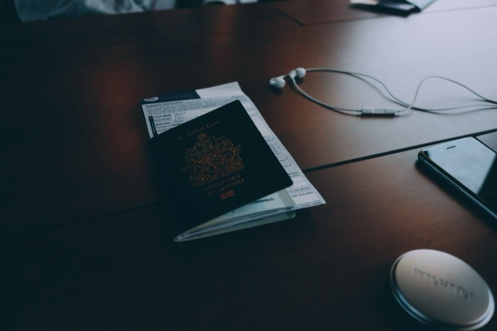 Documentación de viaje sobre una mesa: el expediente de extranjería es, materialmente, papel.